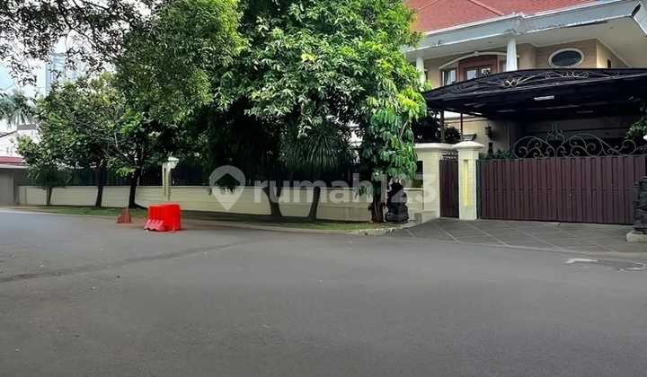 Rumah Siap Huni Lokasi Tenang Jalan 2 Mobil di Simprug Golf Jakarta Selatan