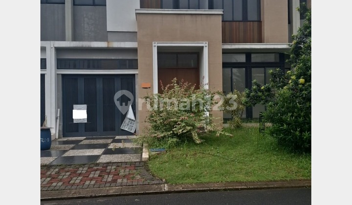 Luxury Residence Near Schools and Supermarket, Ready to Negotiate. Luxury Residence Near Schools and Supermarket, Ready to Negotiate.