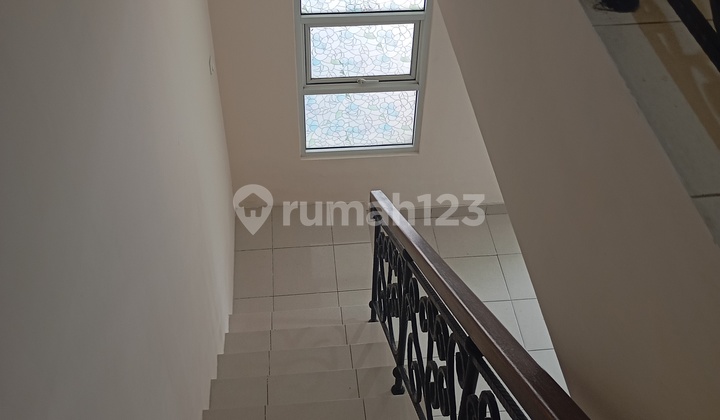 Disewakan Murah Rumah 2Lt, Cluster Michelia Gading Serpong 2