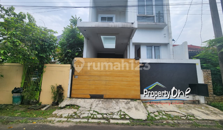 Jual Rumah 2 Lantai Desain Arsitek di Kencana Loka BSD Dekat Akses Tol dan Stasiun Rawa Buntu