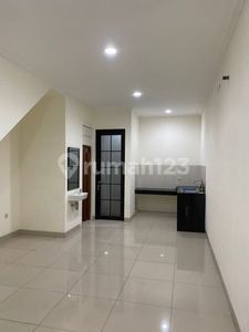 Rumah Dua Lantai Kosongan
