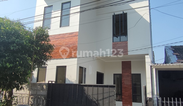 Rumah 2 Lantai Siap Huni di Komplek Beji Permai