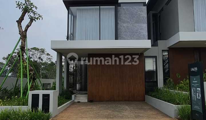Elegansi Rumah Modern di Kawasan Danau