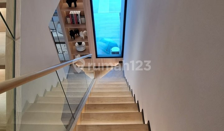 Upgrade Gaya Hidup! Rumah 2 Lantai dengan Plafond Tinggi