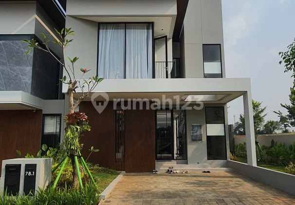 Rumah Premium Lakefront dengan Rooftop Pribadi