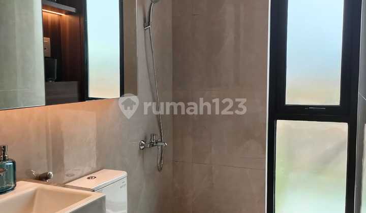 Rumah Elegan 3 Lantai dengan View Danau Terbaik di Depok Dkt Exit Tol Pamulang 2