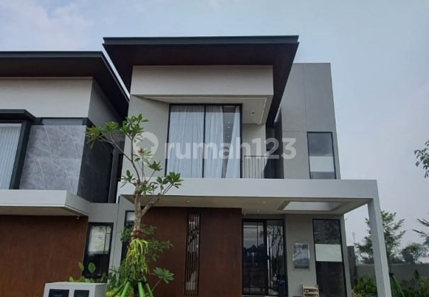 Modern House with Natural Light & Open Space