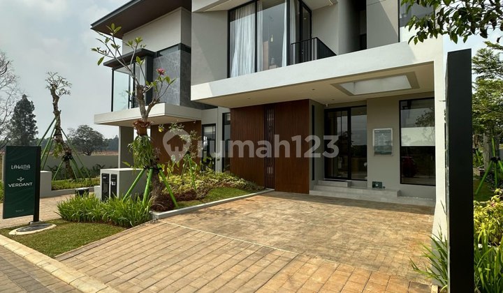 Rumah Premium Lakefront dengan Rooftop Pribadi 1