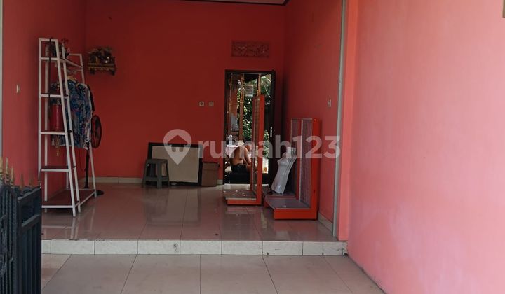 Mini Shop Strategis Hadap Barat - Kecil Ukuran, Besar Potensi!