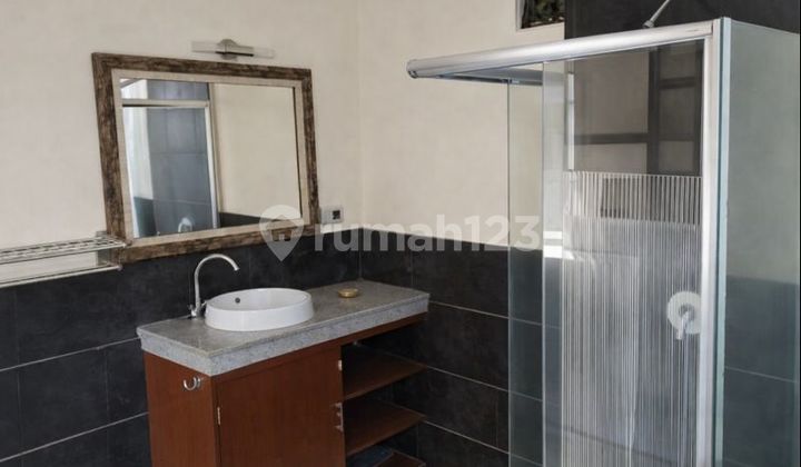 Rumah dengan Kebun Luas - Tinggal di Kota, Rasanya Seperti Villa 2