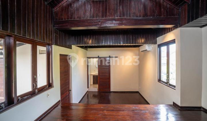 Rumah Vertikal Elegan di Kerobokan Kaja - Luas Bangunan Besar, Furnished, Siap Masuk! Freehold - Arah Utara - Zero Drama Banjir 2