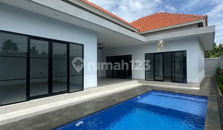 Private Tropical Haven di Kerobokan Villa Elegan dengan Kolam Pribadi & Garden Luas