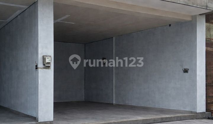 Compact, Strategic, Ready-To-Run! Ruang Usaha Hadap Barat di Raya Semat - Tibubeneng