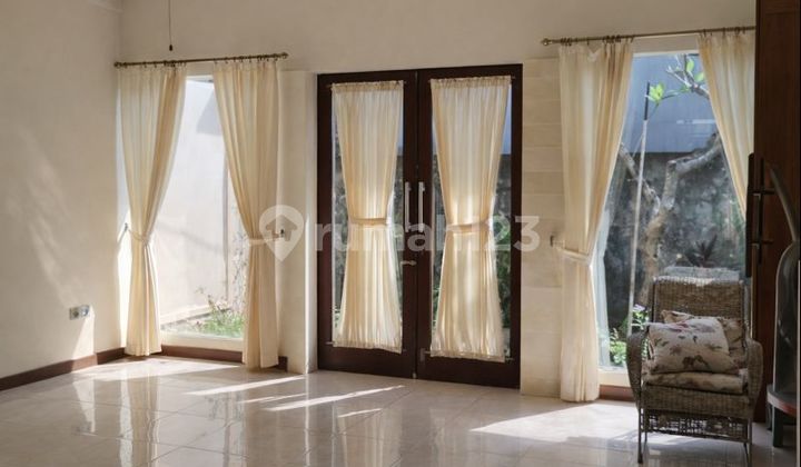 Rumah dengan Kebun Luas - Tinggal di Kota, Rasanya Seperti Villa