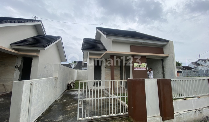 Rumah Bagus Strategis Dekat Exit Tol dan Pusat Kota Solo Rumah Bagus Strategis Dekat Exit Tol dan Pusat Kota Solo