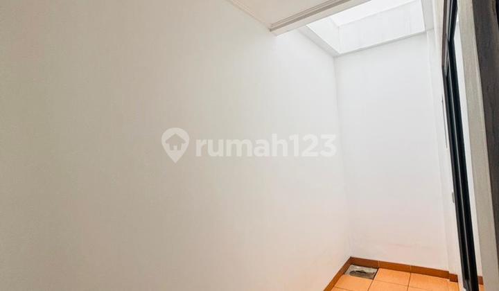 Rotterdam 2-Storey Shop House with Rooms on the 2nd Floor, Price 1M in Tangerang! 2