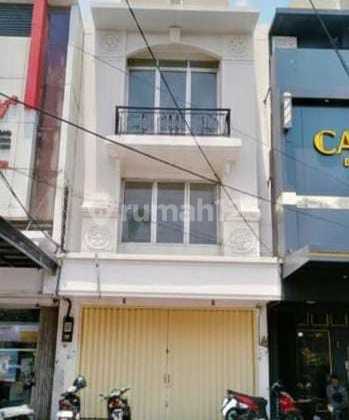 3-Story Shop House, Strategic Location, Ready for Use on Green Boulevard, Harapan Indah, Bekasi.