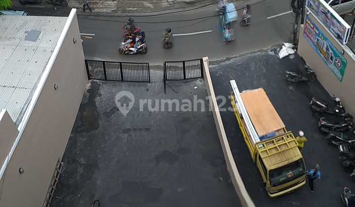 For Sale: Strategic Location Shop House, Land Size 6X18, Two Car Access Road. 2