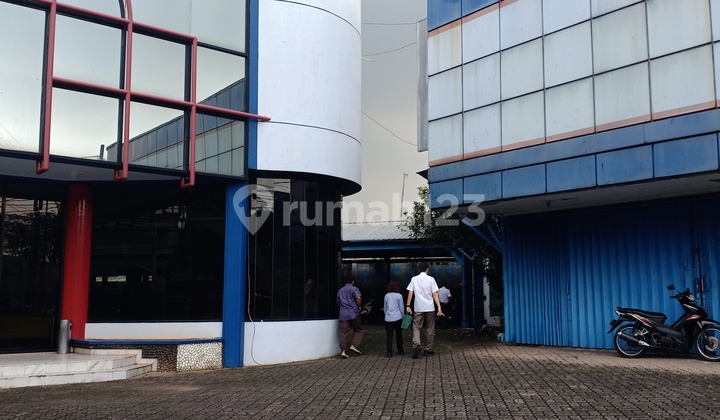 Dijual Cepat Gedung Kantor dan Ex-Showroom Mobil (+ Bengkel Service) di Jalan Raya Jatiwaringin, Dekat Akses Tol.