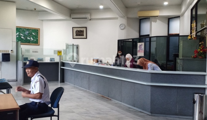 Dijual Cepat Gedung Kantor dan Ex-Showroom Mobil (+ Bengkel Service) di Jalan Raya Jatiwaringin, Dekat Akses Tol.