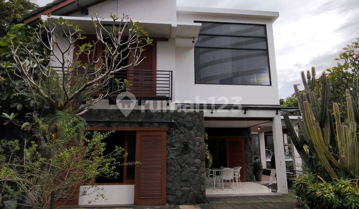 Rumah Villa Dago Pakar Suasana Bali dengan View Bandung Dijual Murah