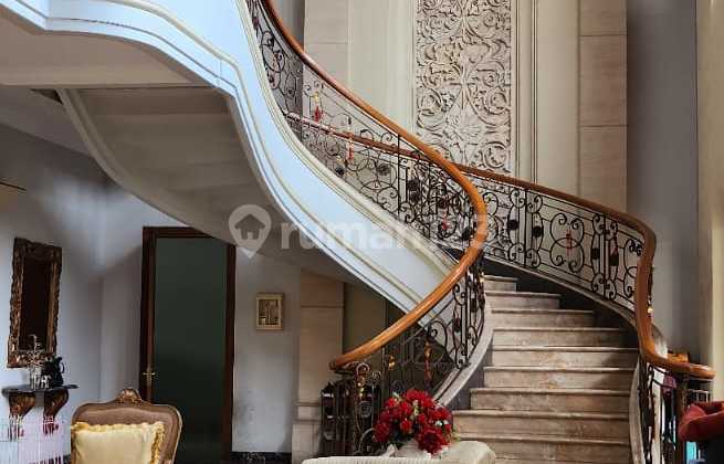 Jual Murah Rumah Klasik Siap Huni dengan Lebar Muka 25 Meter di Batununggal Bandung