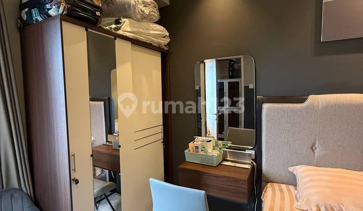 Puncak CBD Apartment 2BR Fully Furnished Granite Floor Interior with Pool View 2