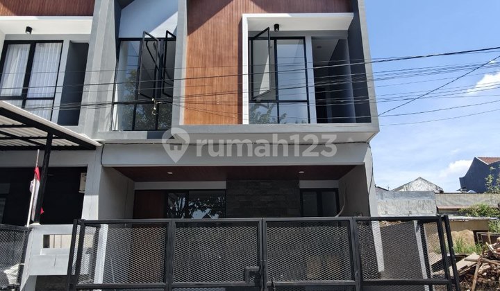 Rumah Manyar Tirtoyoso Scandinavian, Tengah Kota