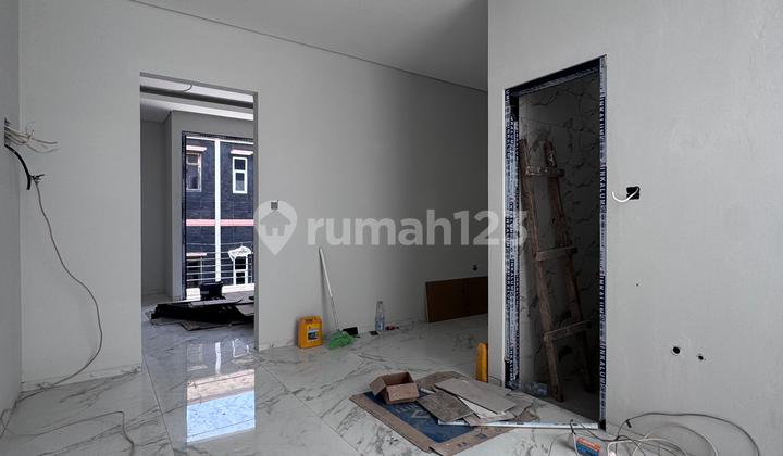 Ana Rumah Baru 3Lt Luas 5X15m Hadap Timur di Jelambar - * Good- Deal !!* 2