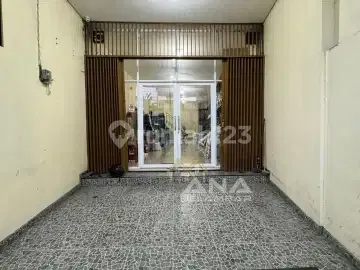 This shophouse is 3.5 floors, 100m2 land area, located near the main road in Jelambar - * Good Deal !!* 2