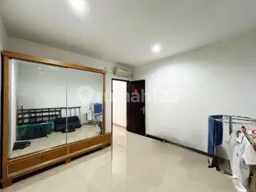 Ana 3.5-Storey House, Area 3.8x16.5m, Semi-New, Strategic Location, East-Facing in Jelambar - *Good Deal!!* 2