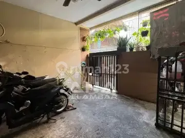 Ana Rumah 2Lt Luas 7.7X17m2 Jln 2 Mobil Bebasbanjir di Jelambar - * Good- Deal !!*