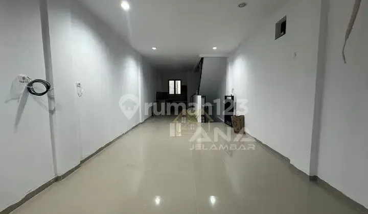 Ana New Shop House 3.5 Floors Area 4.02x31m Wide Open Suitable for Business Container Access Road In Jelambar - *Good deal!!* 2