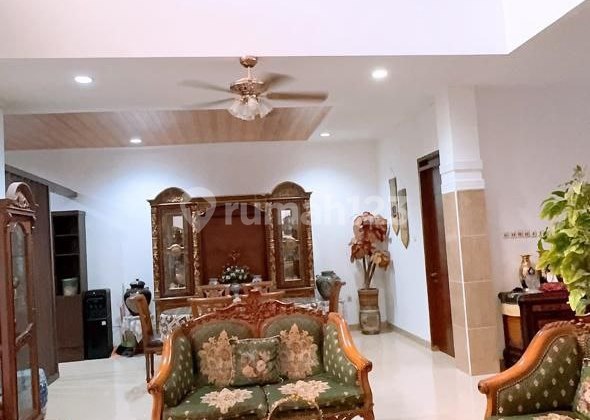 Classic Luxury House for Sale, Ready to Occupy in Batununggal Indah Complex 2