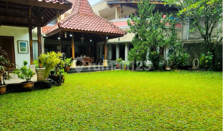 Rumah Mewah dengan Halaman Luas Cocok untuk Hunian dan Investasi