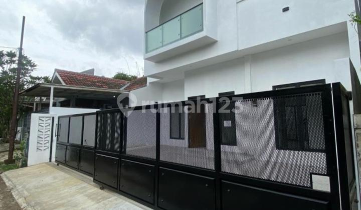 Rumah Bagus Strategis Dekat Akses Tol dan Stasiun di BSD Rumah Bagus Strategis Dekat Akses Tol dan Stasiun di BSD