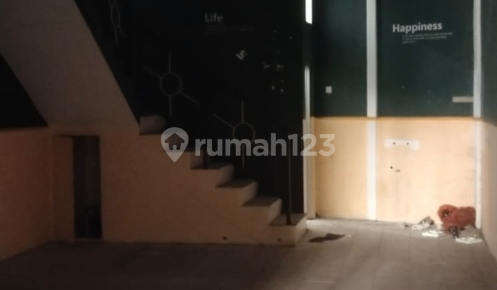 For Rent: Strategic 3-Storey Shop House in Koja, Suitable for Culinary Business, etc., Located on a Major Main Road. 2