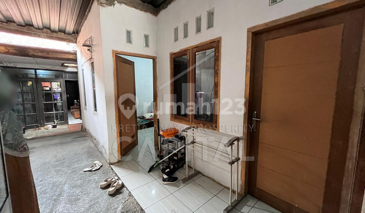 House and Commercial Space with a Strategic Location on Mainroad Cihanjuang 2