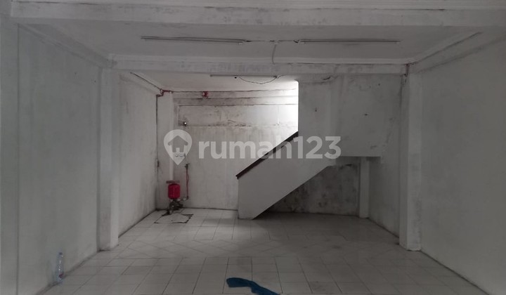 For Rent Strategic 3-Story Shop House on Jl. Godean, Only 200 Meters from Demak Ijo Ring Road, Sidoarum, Godean 2