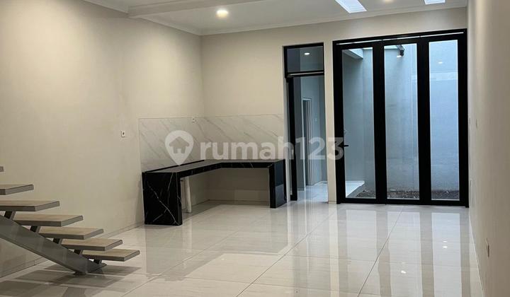 For Sale New Twin Middle / New Twin South House