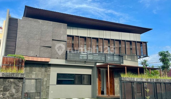 Berlokasi di Manyar Rumah Mewah dengan Konsep Modern Tropical Siap Huni Berlokasi di Manyar Rumah Mewah dengan Konsep Modern Tropical Siap Huni