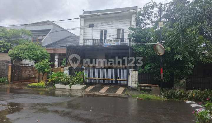 Rumah Ada Kolam Ikan di Jatinegara, Dekat Aeon Jgc