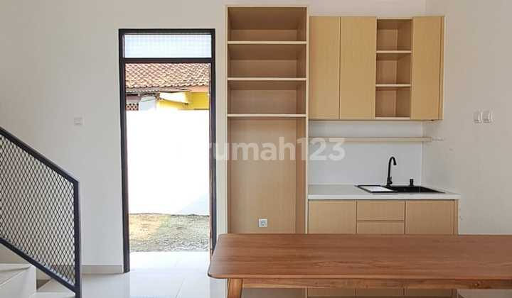 2 Lantai Lokasi Strategis Siap Huni Pinggir Jalan