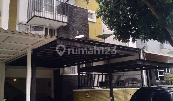 Rumah Mewah 2 Lantai Dekat dengan Berbagai Akses