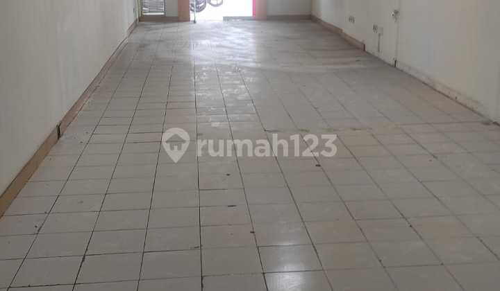 Disewakan Ruko 3 Lantai dengan Lahan Parkir Luas di Duren Sawit. Jakarta Timur