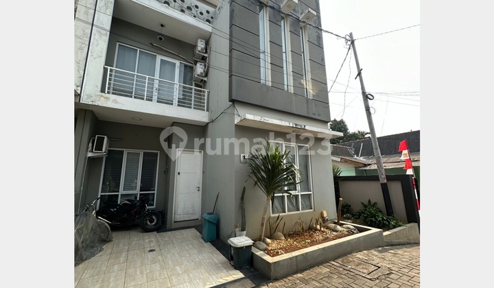 Dijual Cepat Rumah 3 Lantai Semi Furnish Bebas Banjir