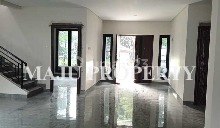 Rumah, 2 Lantai, Bagus Siap Huni di Kota Wisata 2