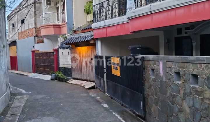 Rumah Cantik 2 Lantai Siap Huni Lokasi Strategis di Tebet Kebon Baru, Jakarta Selatan