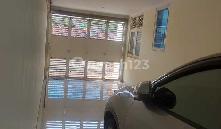 Beautiful 2-Story House Ready to Occupy in a Strategic Location in Pancoran, South Jakarta 2