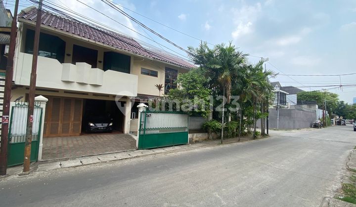 Rumah Indah Posisi Hook Lokasi Stretagis di Kebayoran Baru, Petogagan - Jakarta Selatan